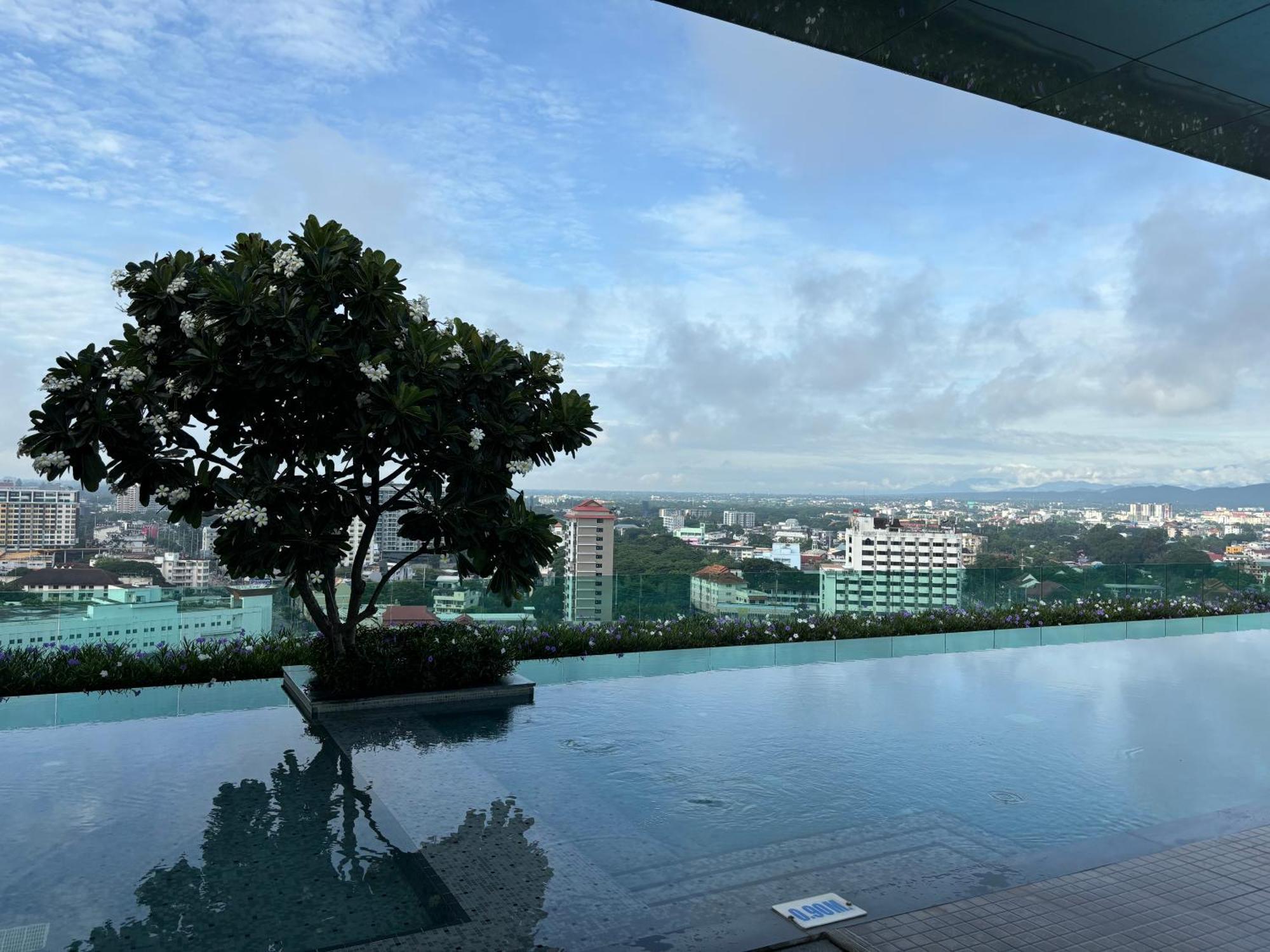 Astra Bee Friend Chiangmai Hotel Chiang Mai Bagian luar foto